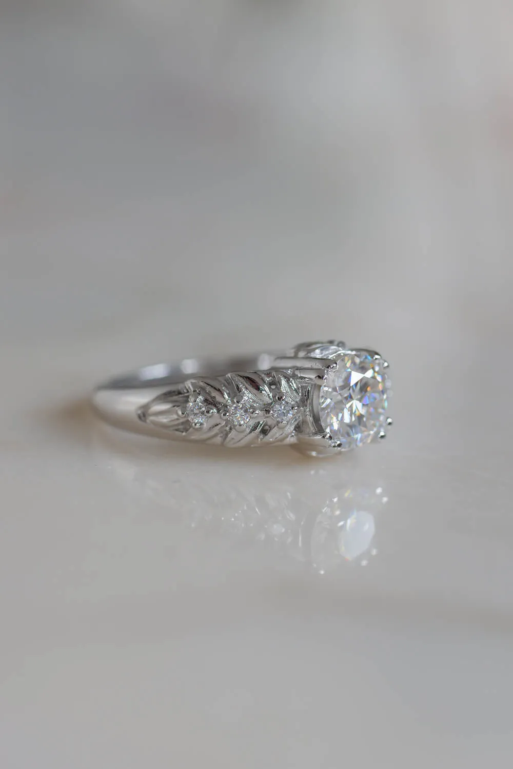 Lab grown diamond engagement ring in white gold / Silvestra